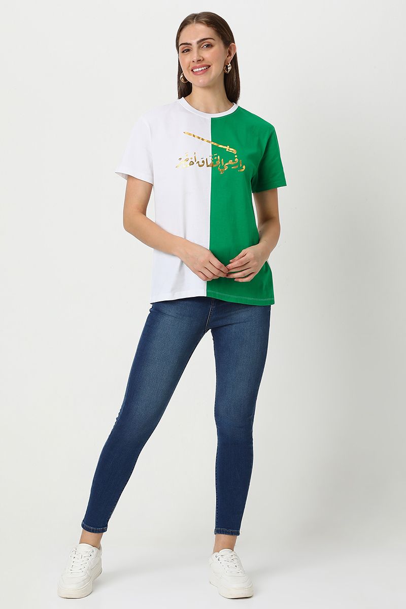 تيشيرت نسائية متباين اللون لليوم الوطني بطبعة