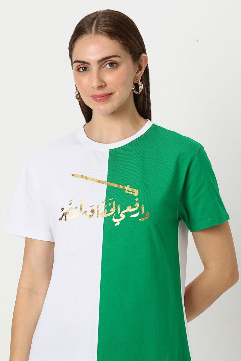 تيشيرت نسائية متباين اللون لليوم الوطني بطبعة