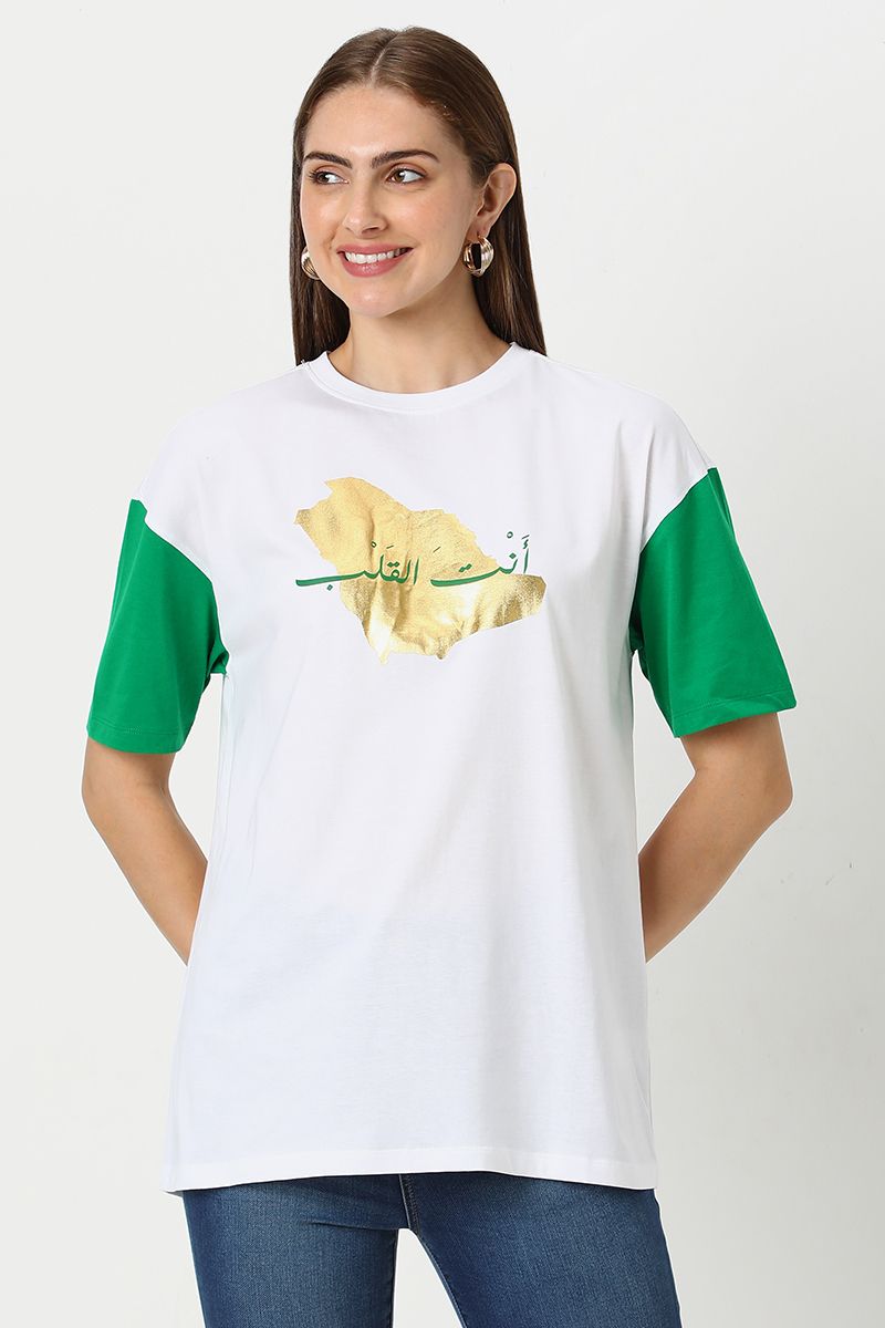 تيشيرت نسائية متباين اللون لليوم الوطني بطبعة