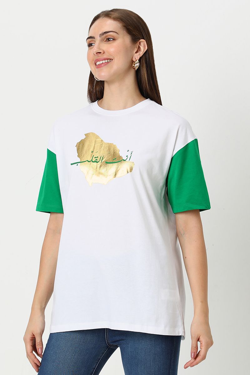 تيشيرت نسائية متباين اللون لليوم الوطني بطبعة