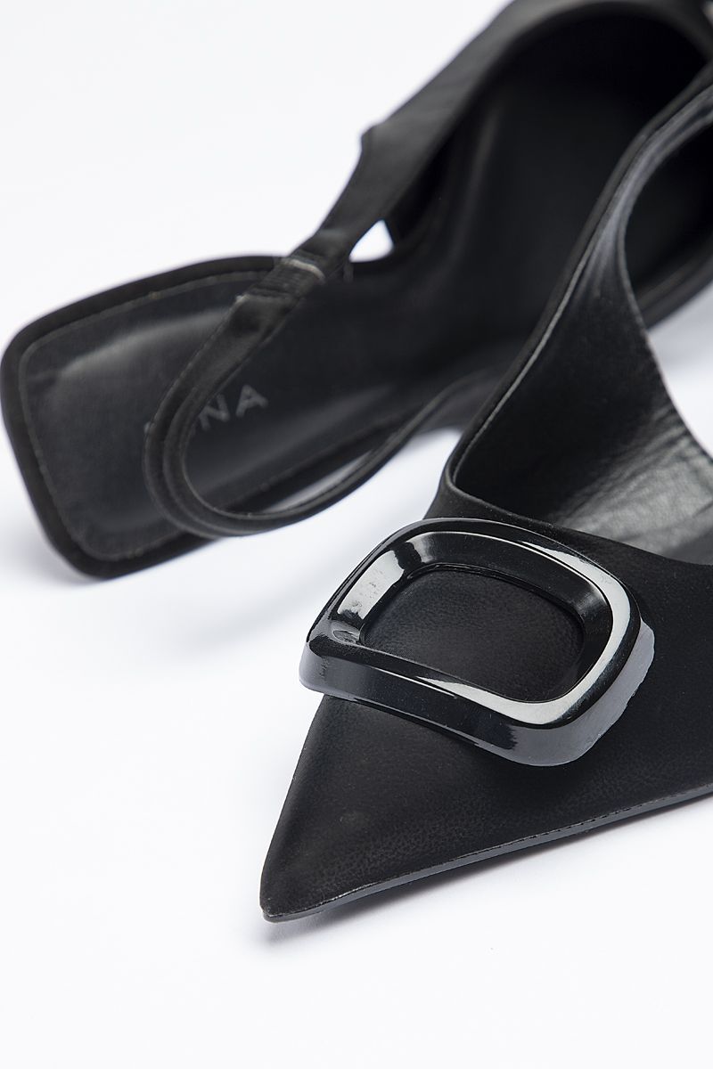 classic women heeled shoes with Tonal buckle detail