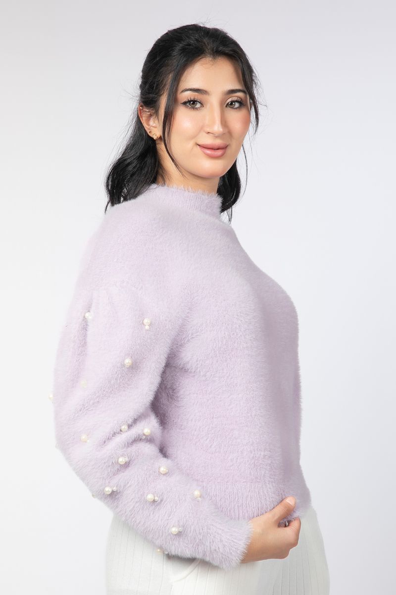 بلوفر نسائية بنسيج صوف موهير وتفاصيل خرز لؤلؤي