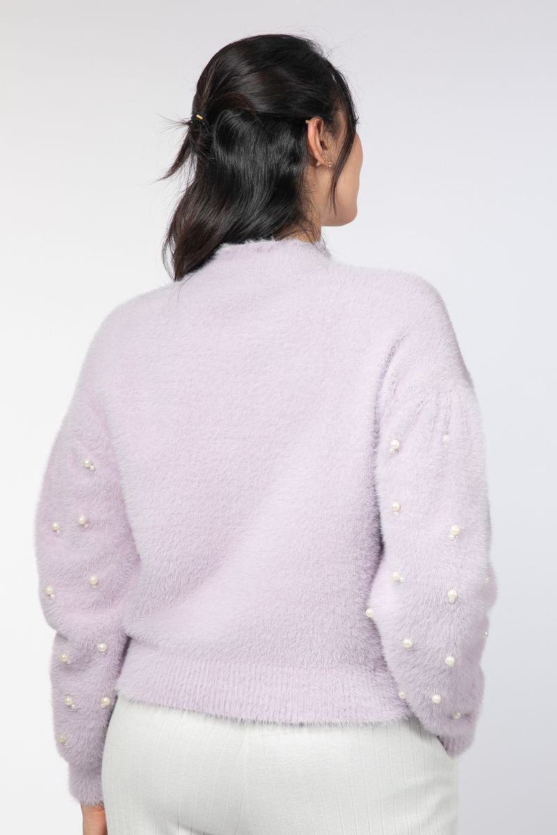 بلوفر نسائية بنسيج صوف موهير وتفاصيل خرز لؤلؤي