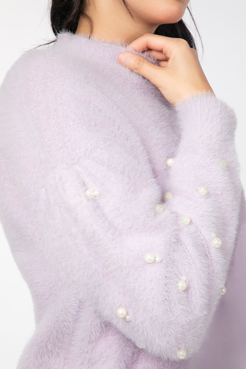 بلوفر نسائية بنسيج صوف موهير وتفاصيل خرز لؤلؤي