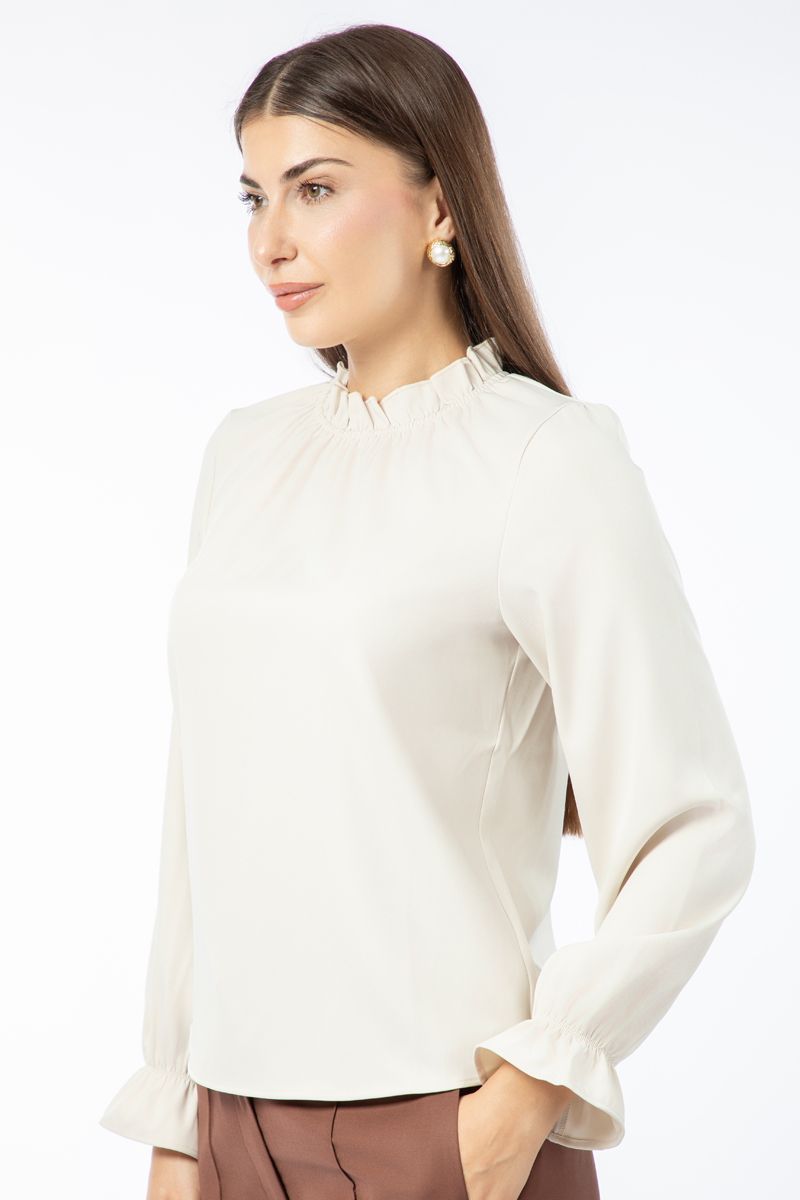 بلوزة نسائية بلون موحد وياقة مكشكشة