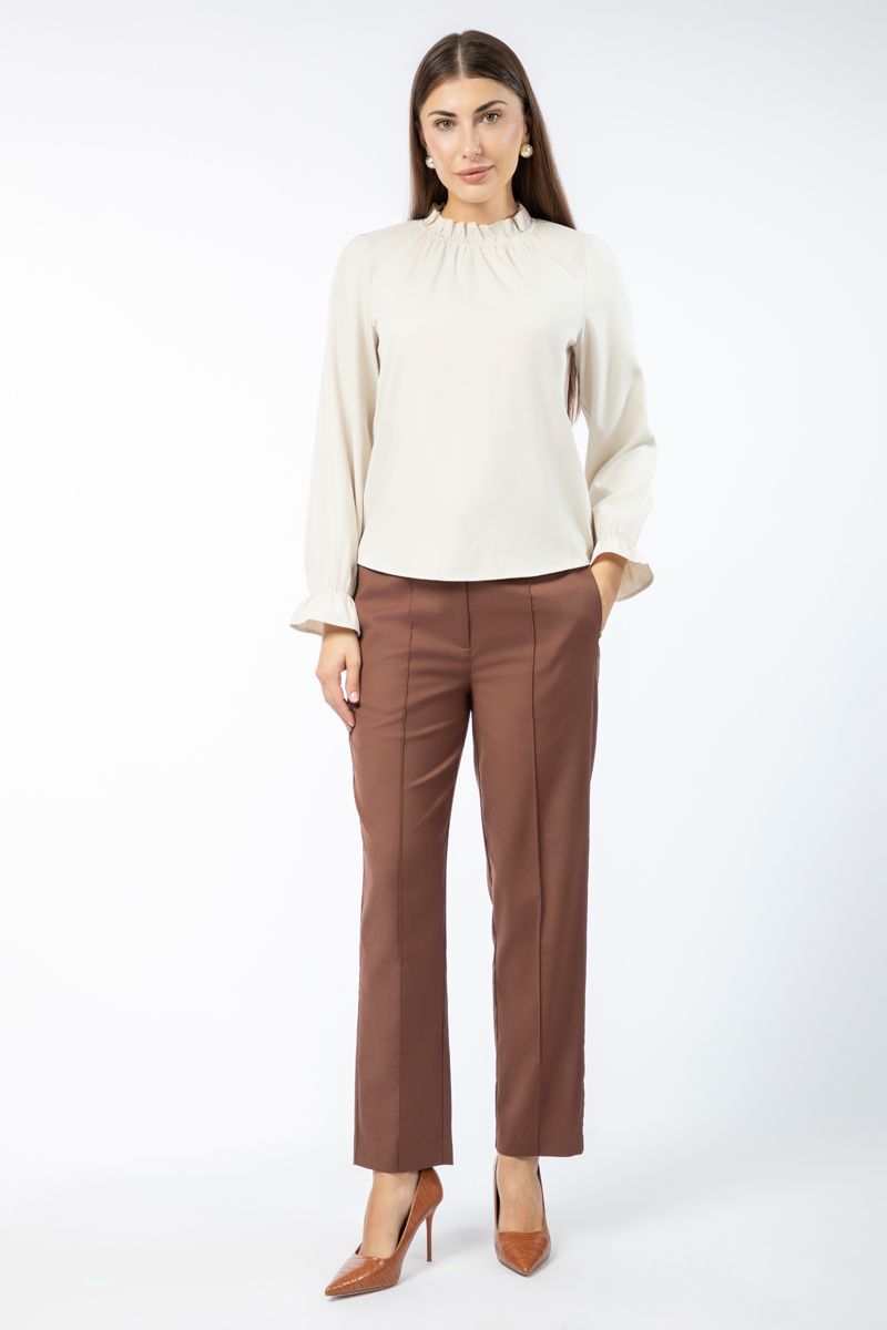 بلوزة نسائية بلون موحد وياقة مكشكشة