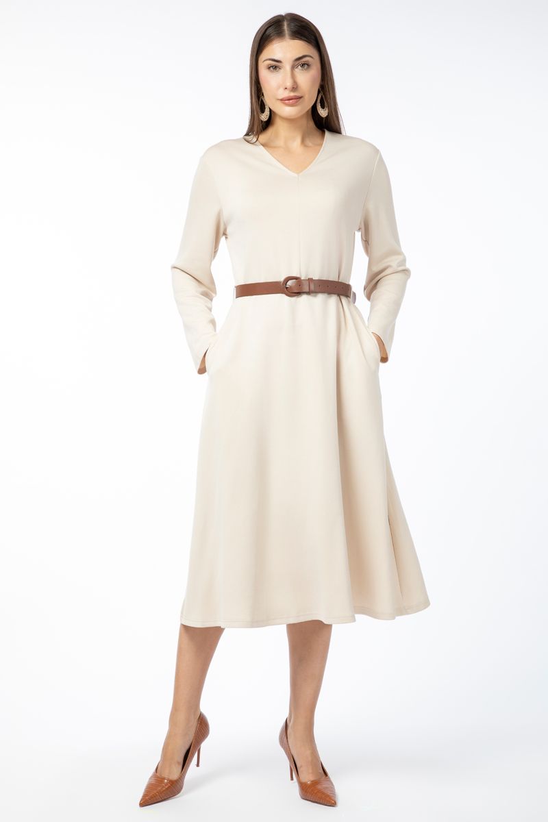 فستان نسائي بلون موحد وحزام على الخصر