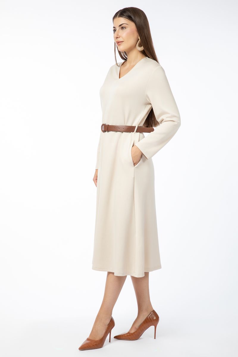 فستان نسائي بلون موحد وحزام على الخصر