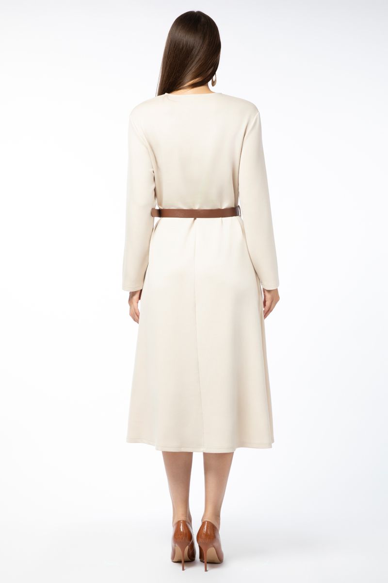 فستان نسائي بلون موحد وحزام على الخصر