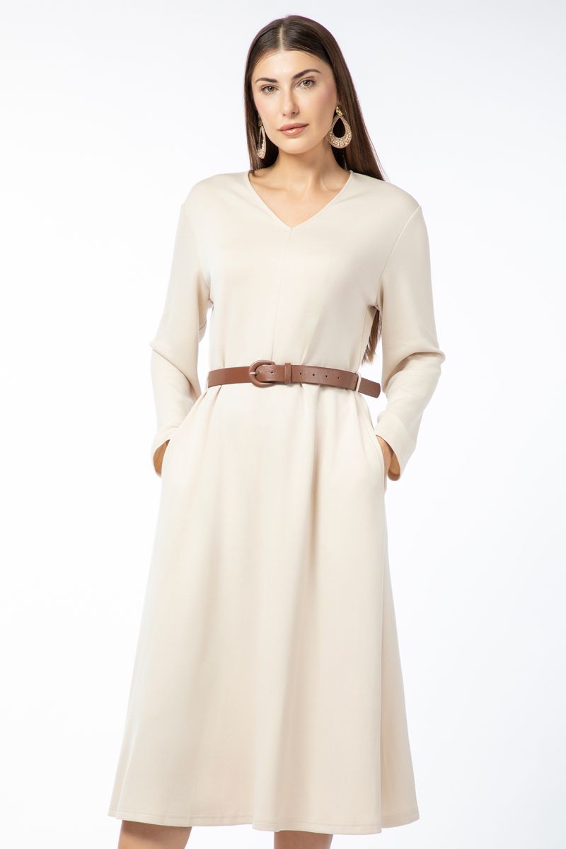 فستان نسائي بلون موحد وحزام على الخصر