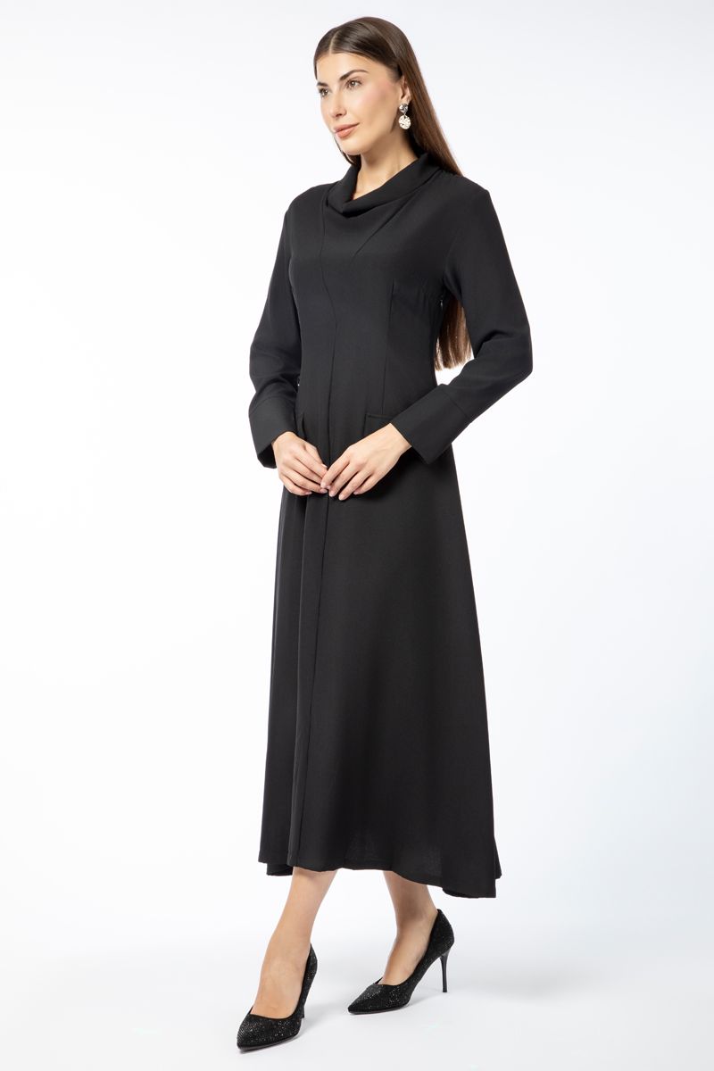 فستان نسائي بلون موحد وجيوب أمامية