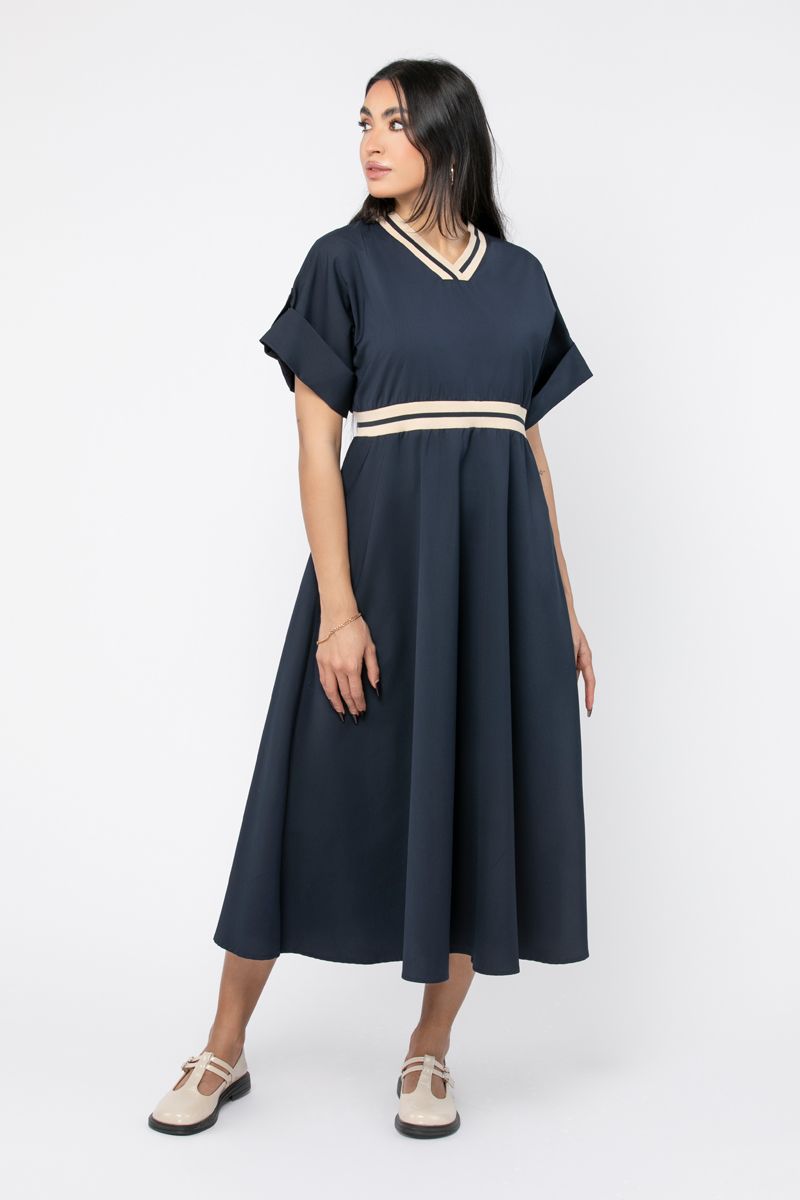 فستان نسائي طويل بخطوط متباينة على الخصر