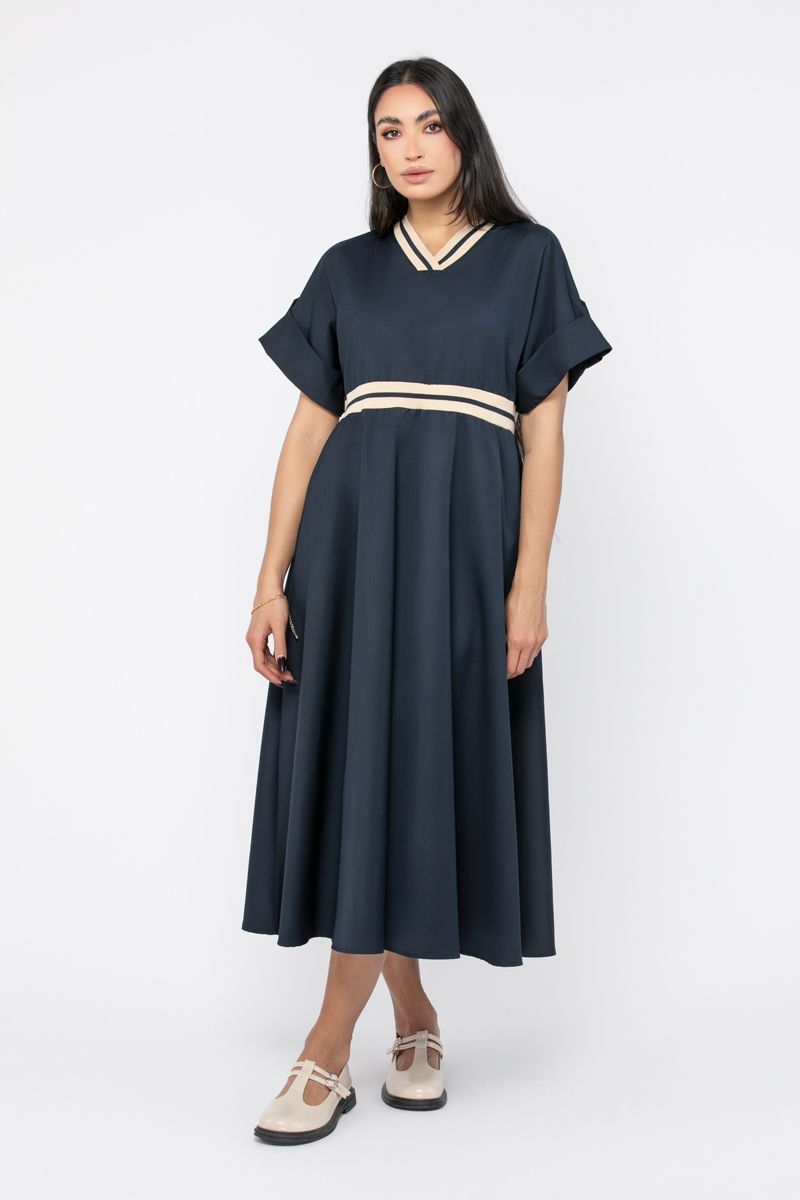 فستان نسائي طويل بخطوط متباينة على الخصر