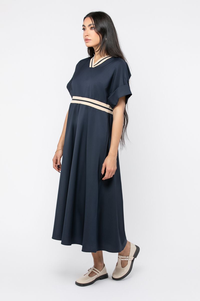 فستان نسائي طويل بخطوط متباينة على الخصر