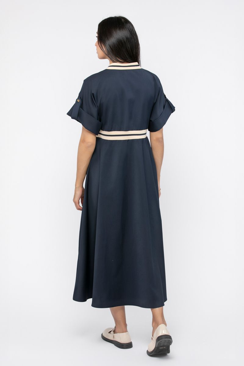 فستان نسائي طويل بخطوط متباينة على الخصر