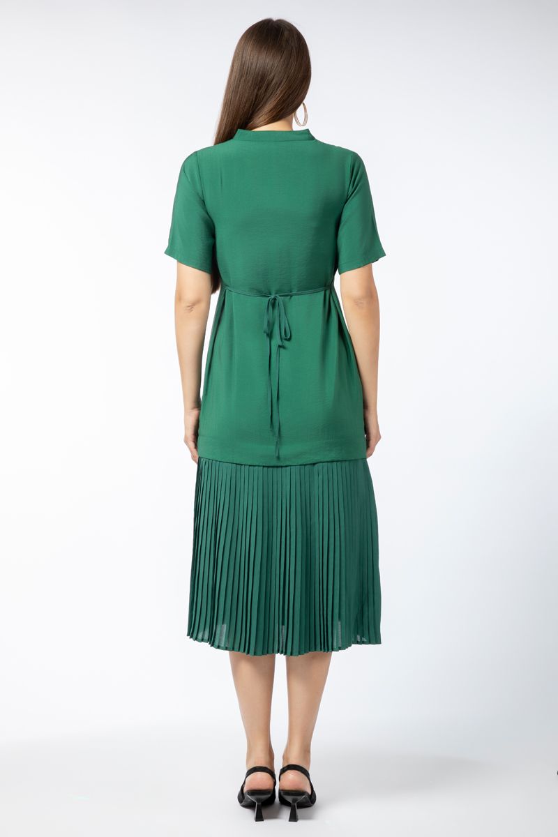 فستان نسائي متباين الخامة بتفاصيل كسرات