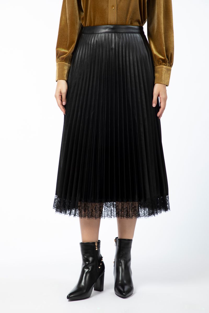 تنورة جلد صناعي نسائية بكسرات وتفاصيل دانتيل