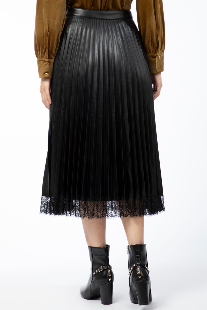 تنورة جلد صناعي نسائية بكسرات وتفاصيل دانتيل