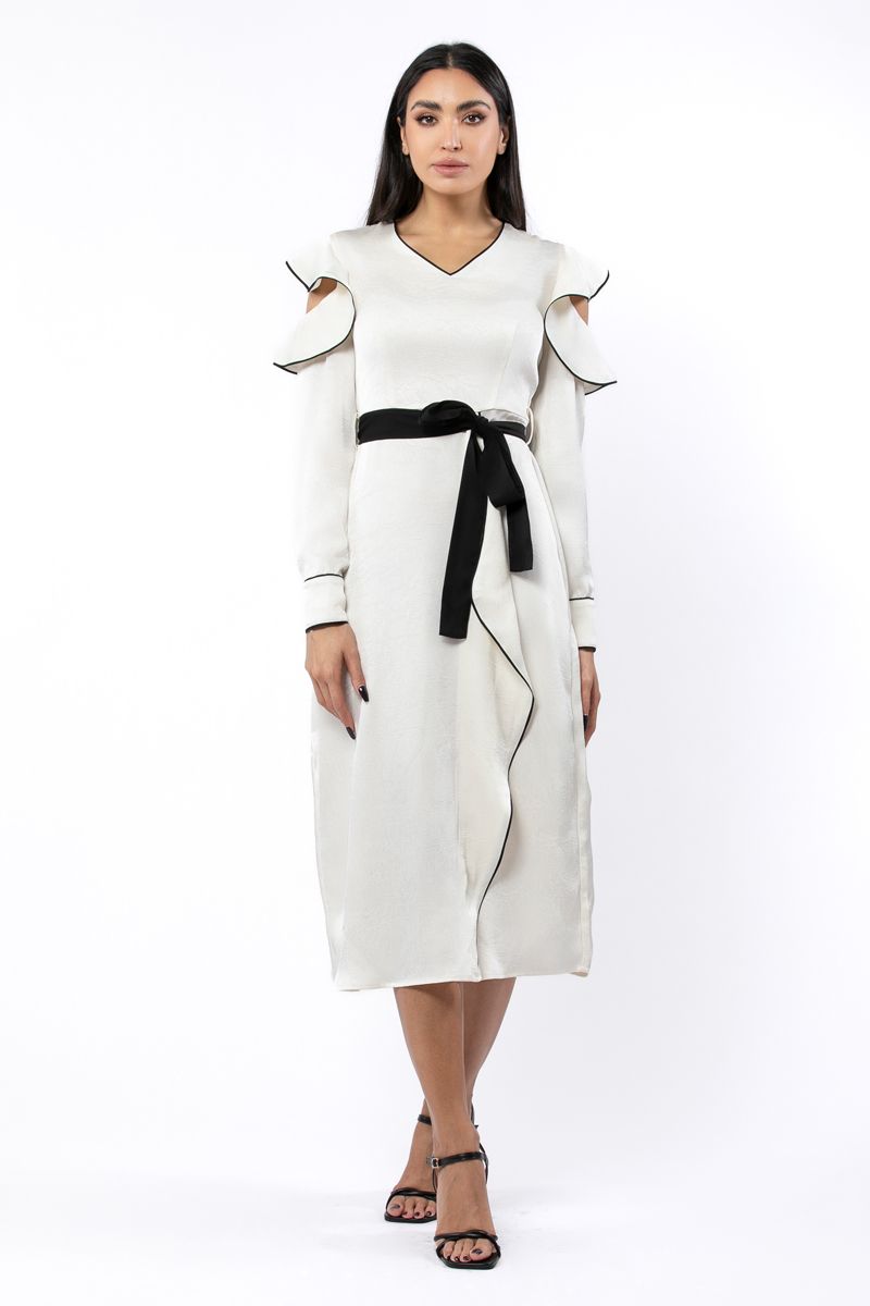 فستان نسائي متباين اللون وتفاصيل مكشكشة