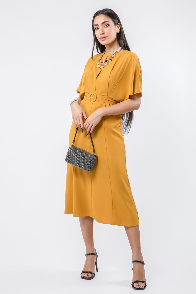 فستان نسائي بلون موحد وحزام على الخصر