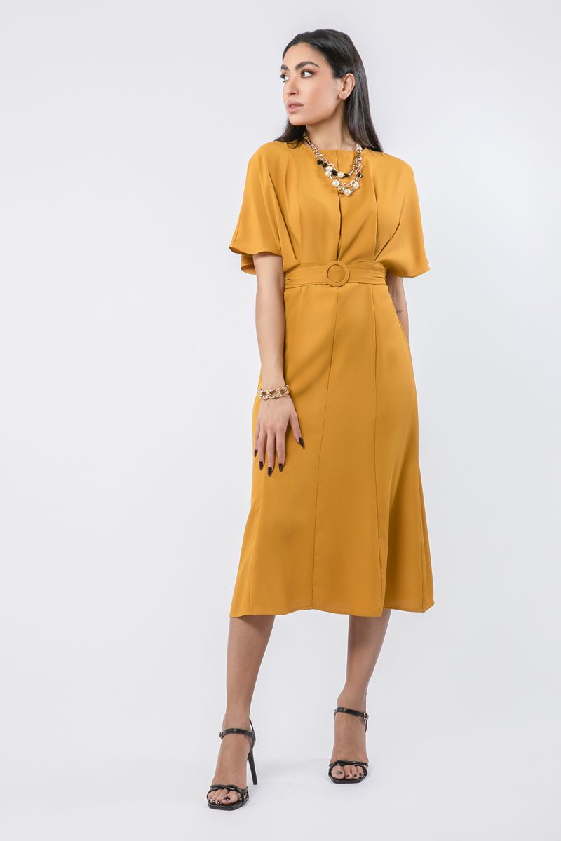 فستان نسائي بلون موحد وحزام على الخصر