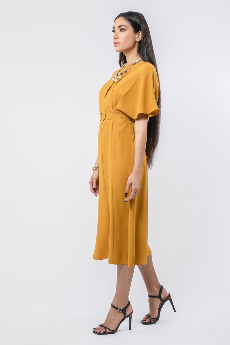 فستان نسائي بلون موحد وحزام على الخصر