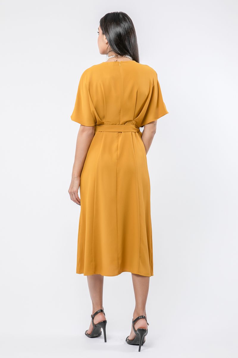 فستان نسائي بلون موحد وحزام على الخصر