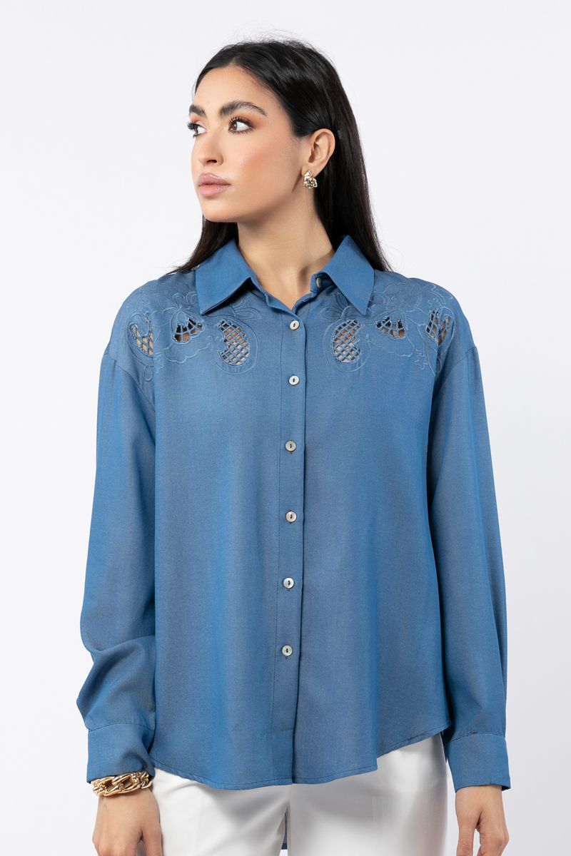 قميص جينز نسائي بفتحات مخرمة وتطريز
