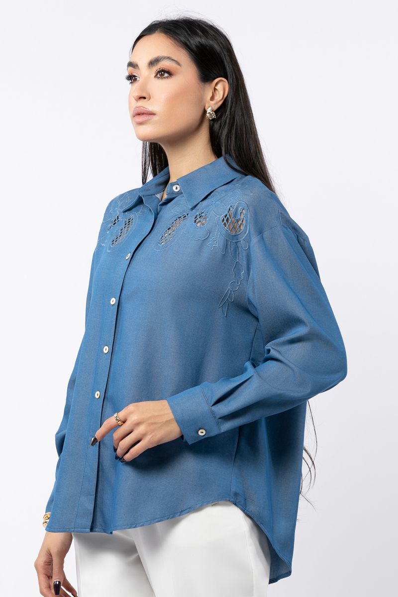 قميص جينز نسائي بفتحات مخرمة وتطريز
