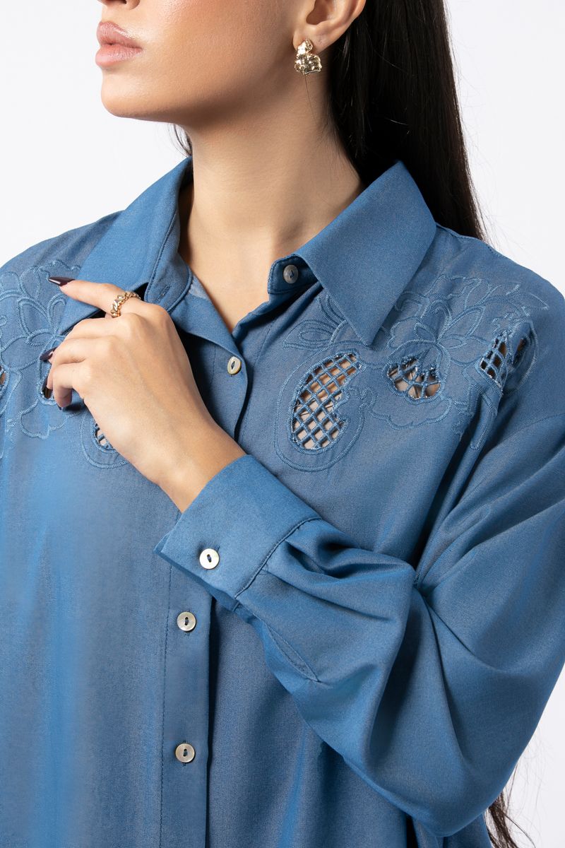 قميص جينز نسائي بفتحات مخرمة وتطريز