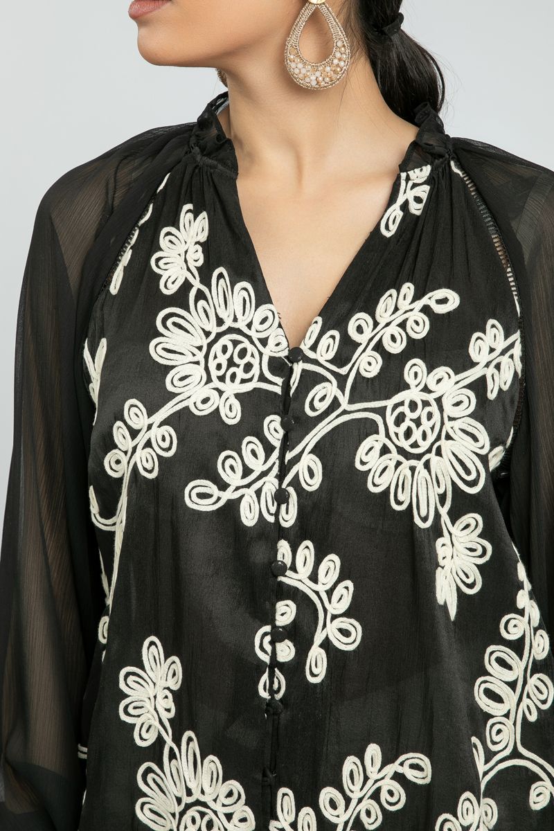 قميص أنيق للنساء بتطريز أمامي وقماش شفاف