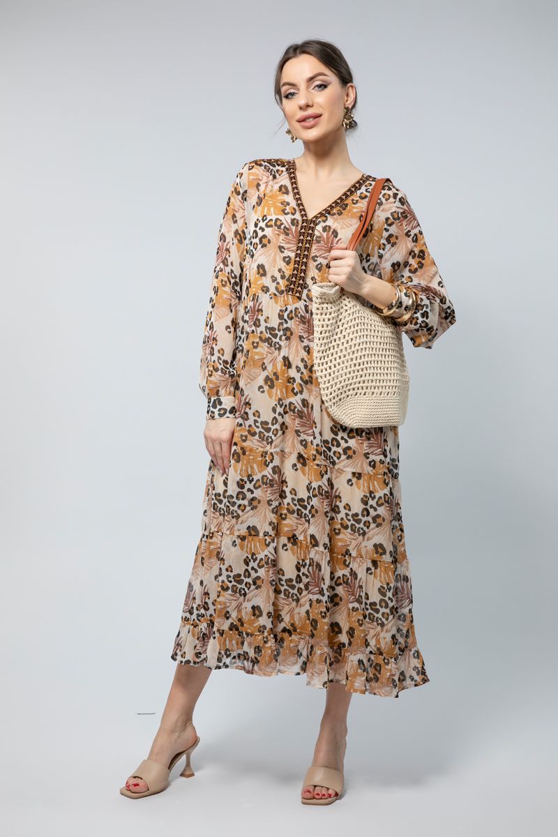 فستان طويل بأكمام طويلة وقصّة فضفاضة- طبعة ناعمة وتفاصيل راقية