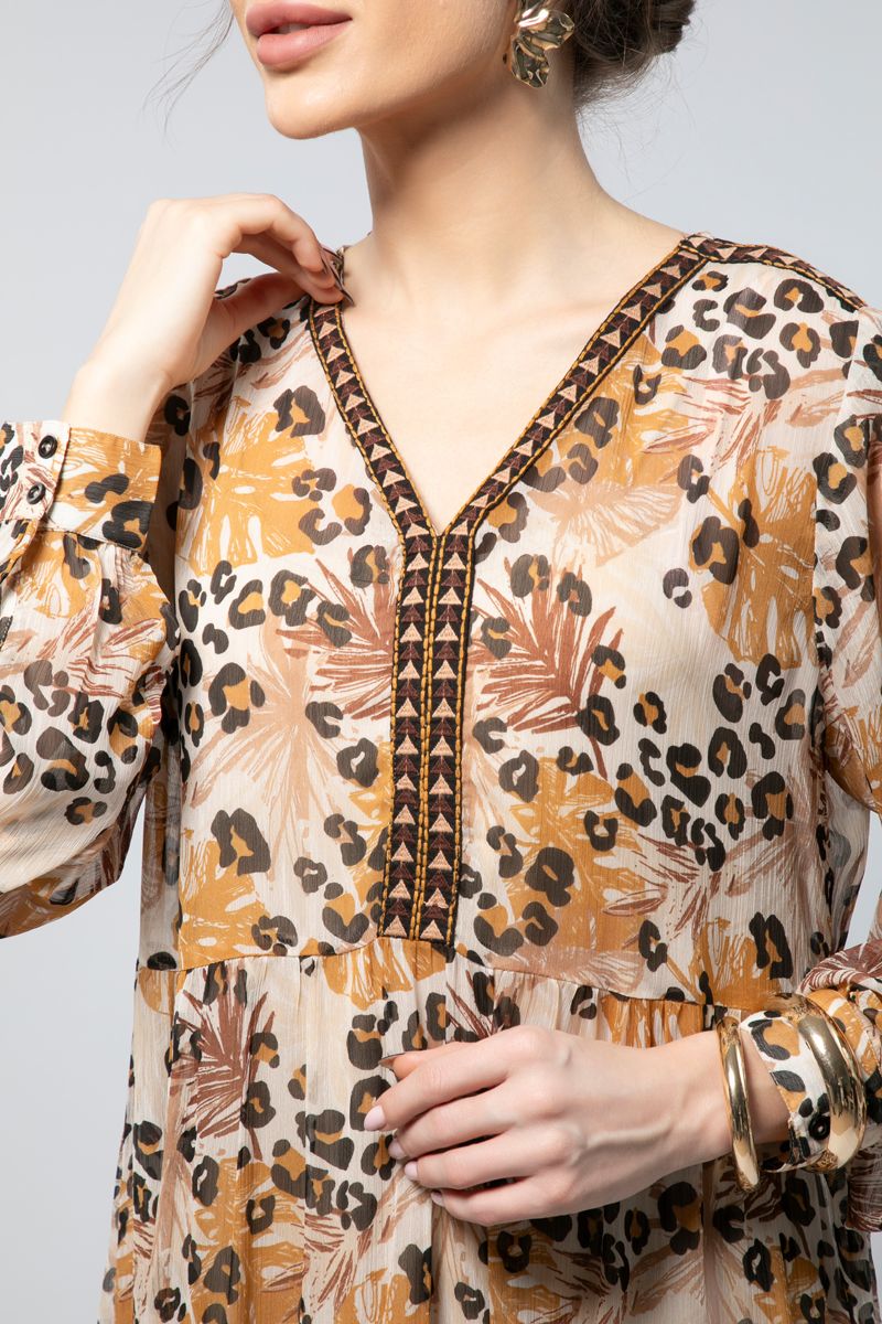 فستان طويل بأكمام طويلة وقصّة فضفاضة- طبعة ناعمة وتفاصيل راقية