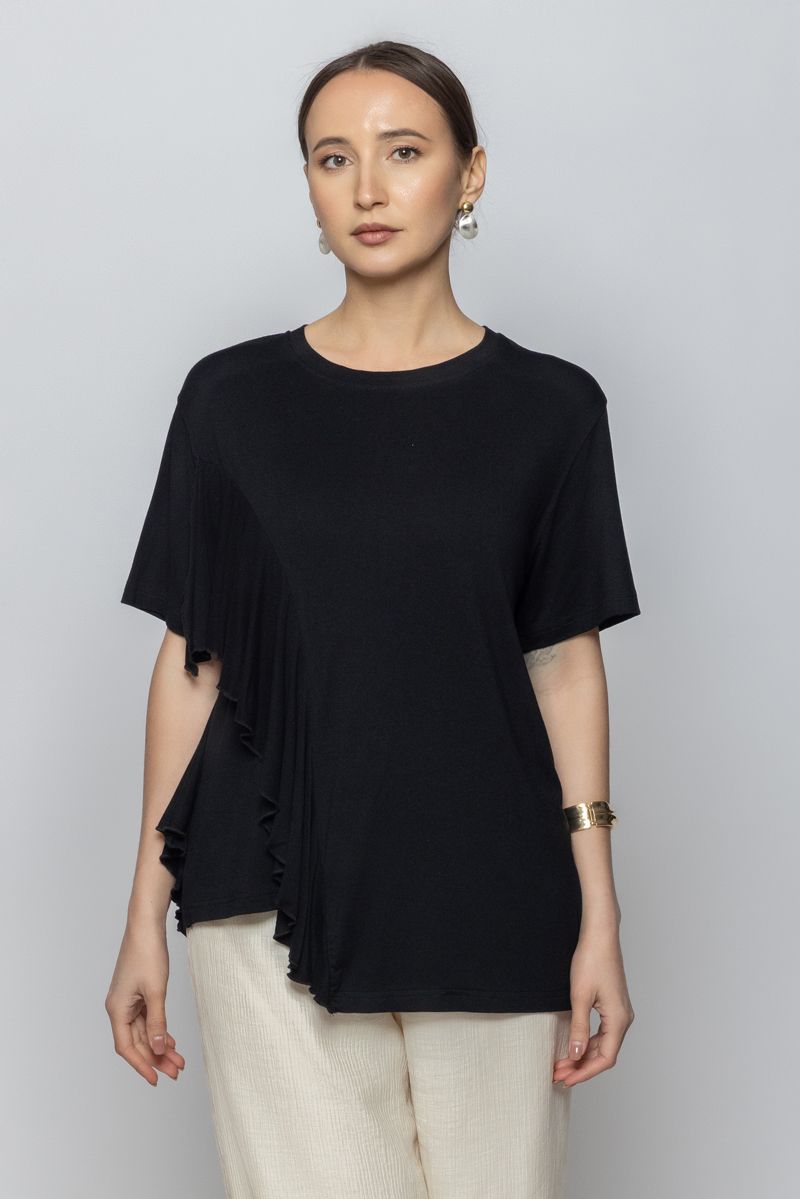 تيشيرت نسائي غير متماثل الطول مع تفاصيل مكشكشة