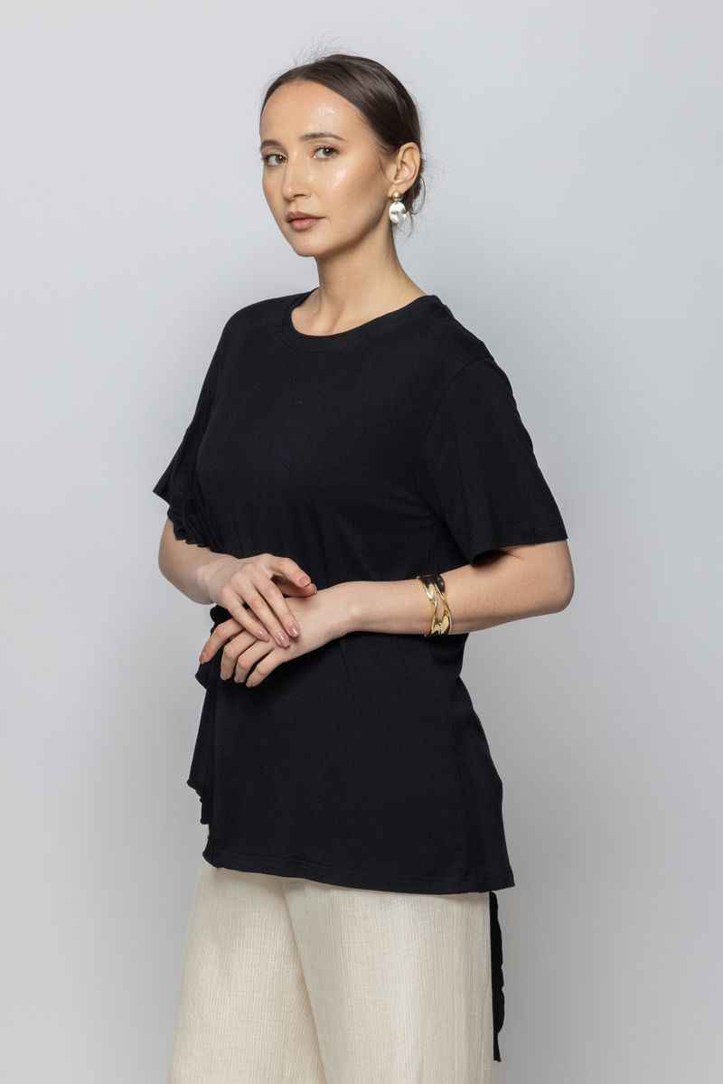 تيشيرت نسائي غير متماثل الطول مع تفاصيل مكشكشة