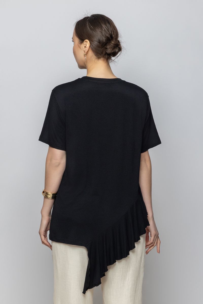 تيشيرت نسائي غير متماثل الطول مع تفاصيل مكشكشة