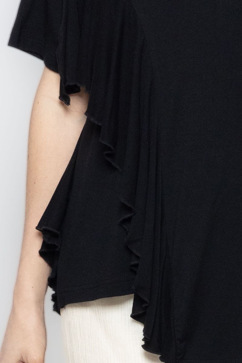 تيشيرت نسائي غير متماثل الطول مع تفاصيل مكشكشة