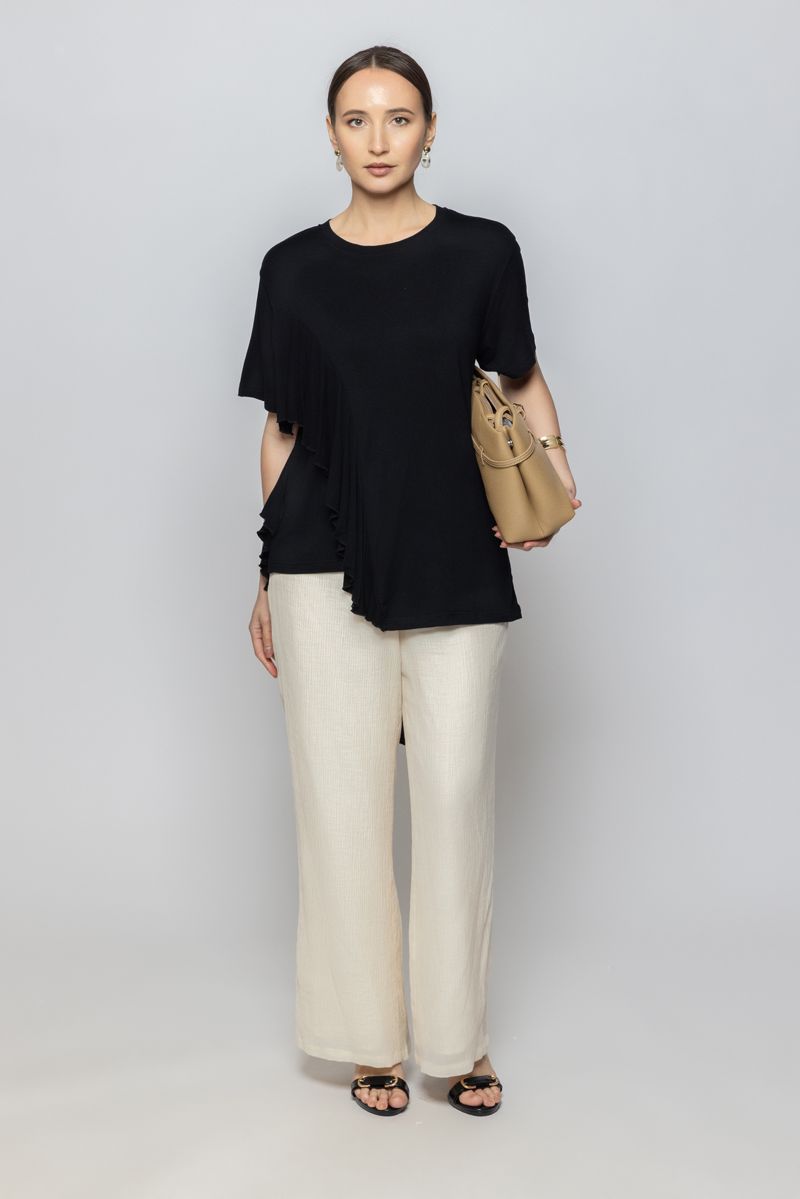 تيشيرت نسائي غير متماثل الطول مع تفاصيل مكشكشة