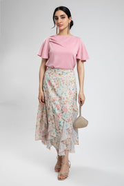 تنورة طويلة بنقشة ملونة وكشكش