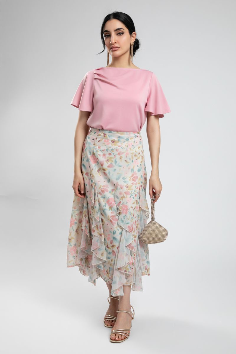 تنورة طويلة بنقشة ملونة وكشكش