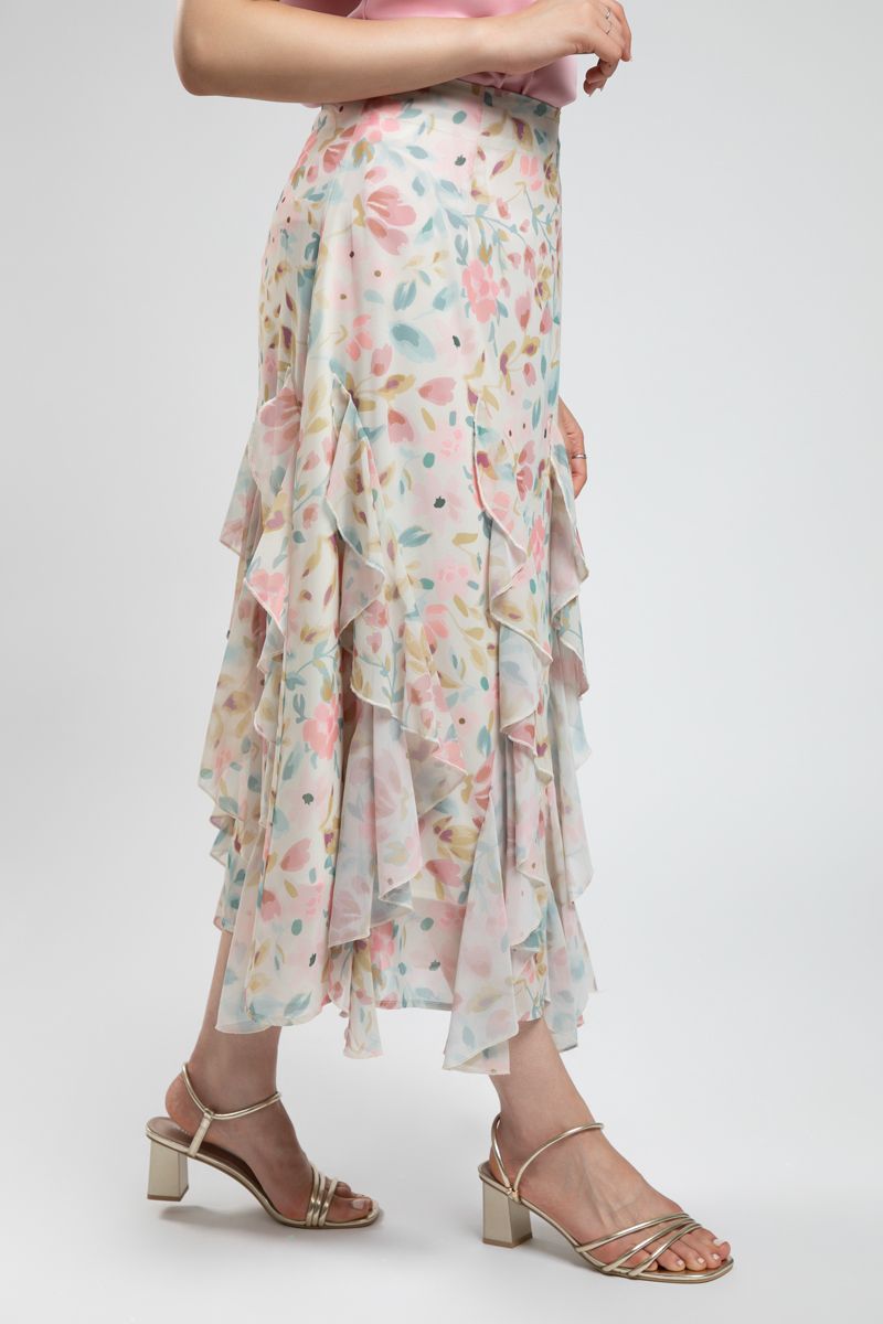 تنورة طويلة بنقشة ملونة وكشكش