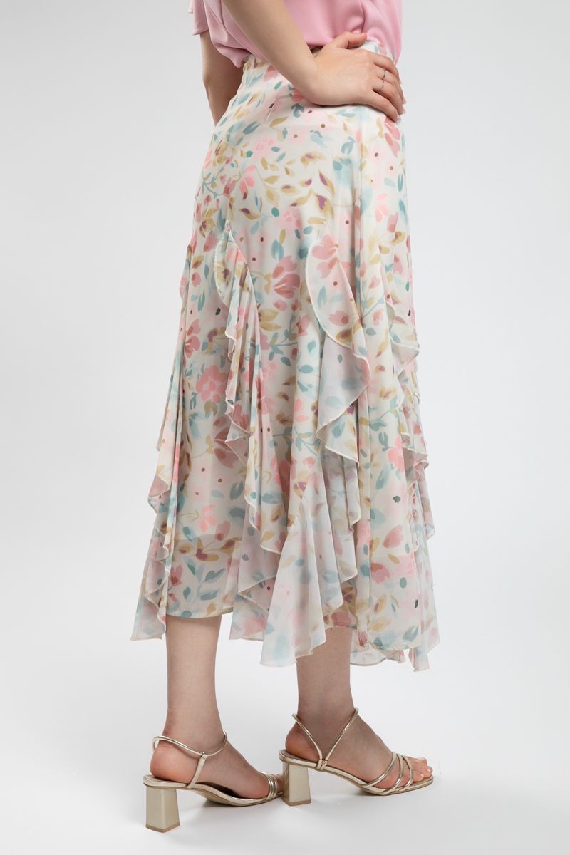 تنورة طويلة بنقشة ملونة وكشكش