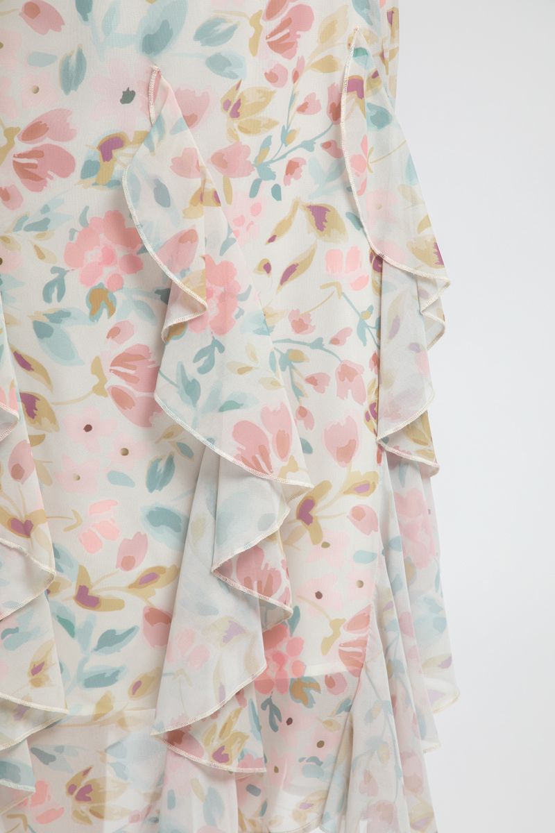 تنورة طويلة بنقشة ملونة وكشكش