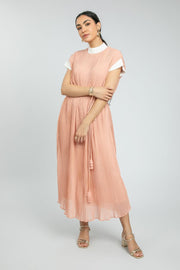 فستان نسائي طويل بتفاصيل متباينة مع تصميم بليسي