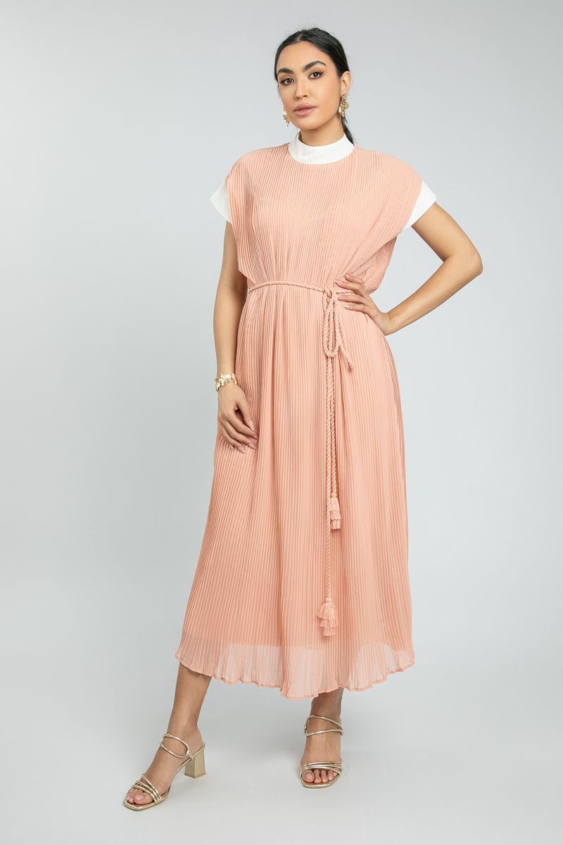 فستان نسائي طويل بتفاصيل متباينة مع تصميم بليسي