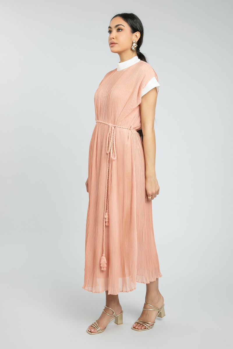 فستان نسائي طويل بتفاصيل متباينة مع تصميم بليسي