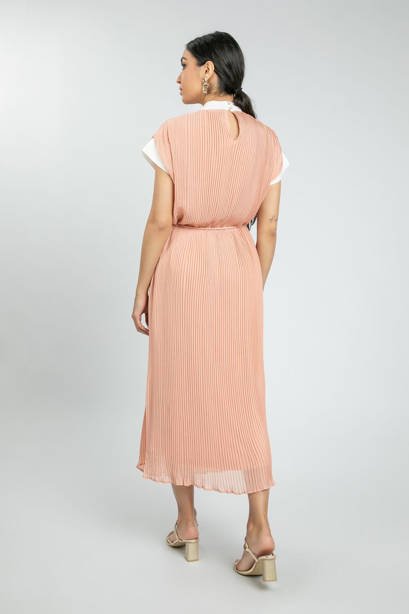 فستان نسائي طويل بتفاصيل متباينة مع تصميم بليسي