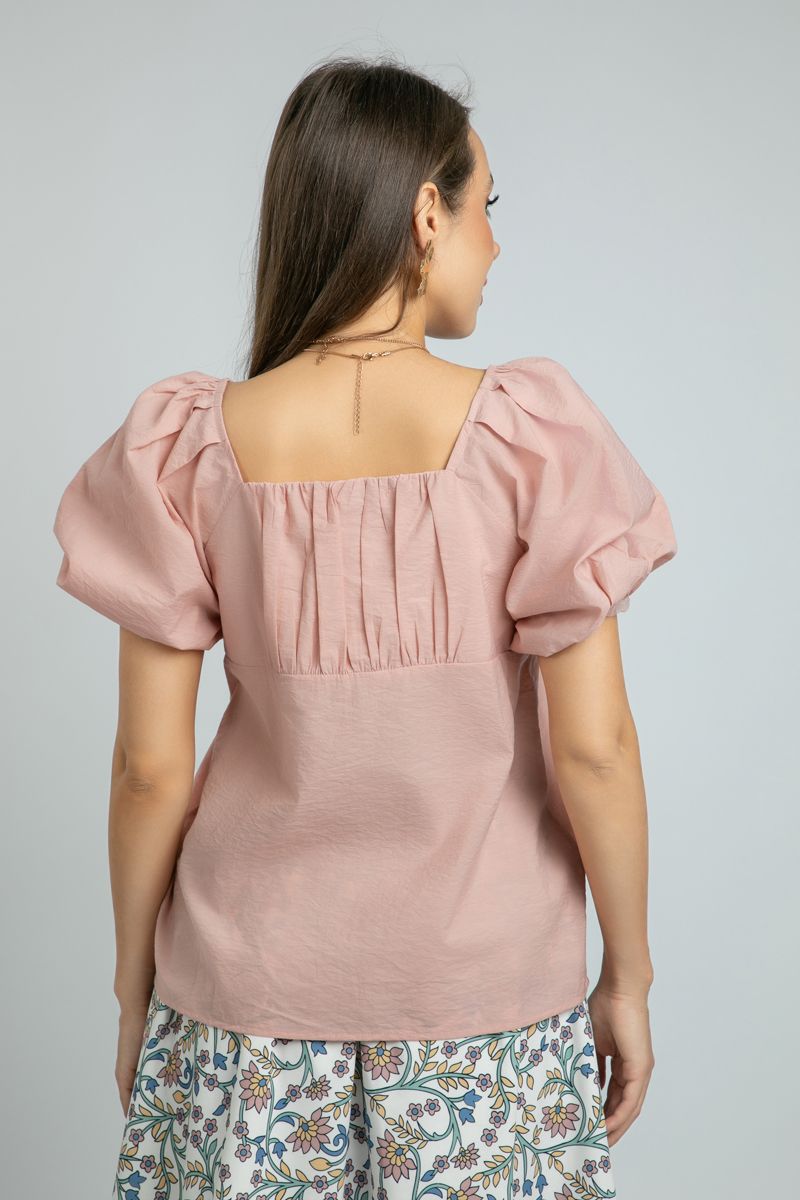 بلوزة نسائية مزينة بتفاصيل على شكل وردة وبياقة مربعة