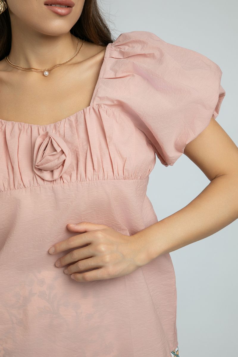 بلوزة نسائية مزينة بتفاصيل على شكل وردة وبياقة مربعة