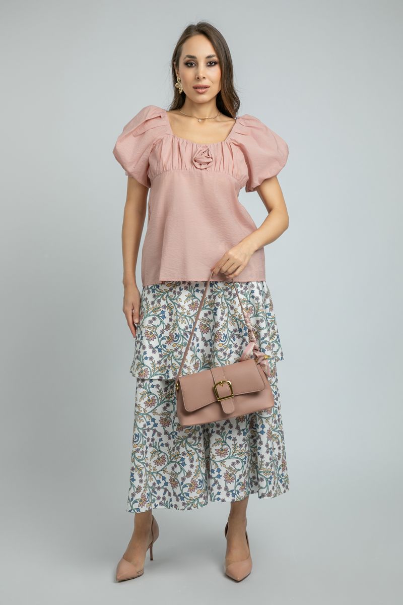 بلوزة نسائية مزينة بتفاصيل على شكل وردة وبياقة مربعة